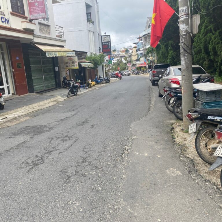 Bán đất, đường Đào Duy Từ, Phường 4, TP Đà Lạt, 179.51m2, thế đất nở hậu, Hai mặt tiền đường nhựa và hẻm bê tông 2m