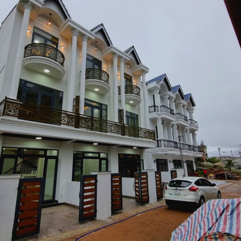 Bán 03 căn nhà, đường Nam Hồ, phường 11, thành phố Đà Lạt, Căn 1 72,3 m2 ,Căn 2 56,2 m2, Căn 3 74,3 m2, Thích hợp định cư lâu dài, Đường ô tô vào tận nơi