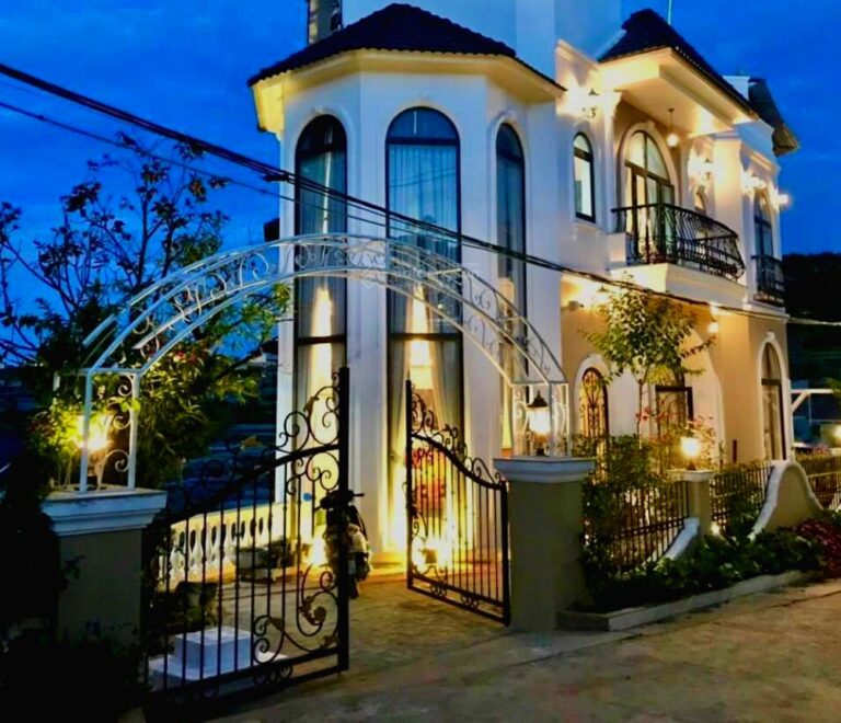 Bán biệt thự, đường Trịnh Hoài Đức, phường 11, thành phố Đà Lạt, 350m2, nhà đất hai mặt tiền Đà Lạt, Đường ô tô lộ giới 8m