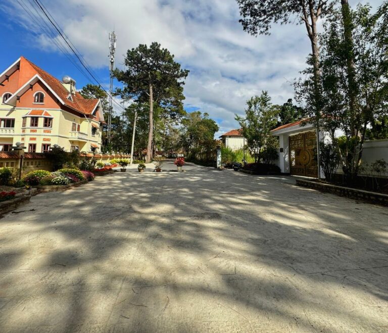 Bán biệt thự, đường Yên Thế, phường 10, thành phố Đà Lạt, 970m2, Thế đất vượng khí quý tộc, Bên cạnh cung Nam Phương Hoàng Hậu, Đường ô tô 16m tận nơi